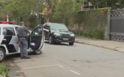 Quadrilha armada invade condomínio, rende moradores e assalta casas na Zona Sul de SP